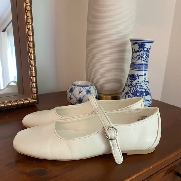 Forever 21 Cream Flats with Strap - Picture 7 of 7